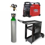Saldatrice multiprocesso completa di carrello, gas e riduttore. Fornita con robusto carrello con ruote, maniglia e porta bombola, bombola ricaricabile 14 L Miscela 82% Ar – 18% CO2 (carica) e riduttore di pressione 32 L/min.